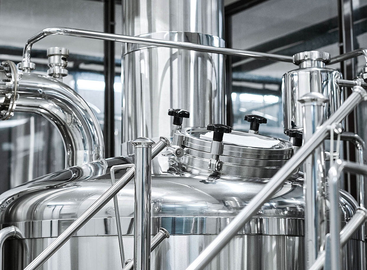 Industrielle Ultraschall-Reinigungsanlage mit Tanks bei CAVISONIC