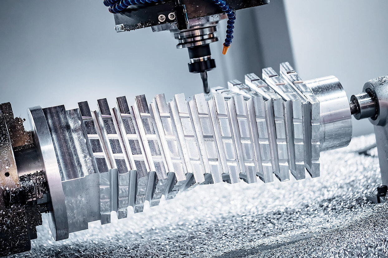CNC-Fräsbearbeitung eines Formwerkzeugs im Werkzeug- und Formenbau bei CAVISONIC