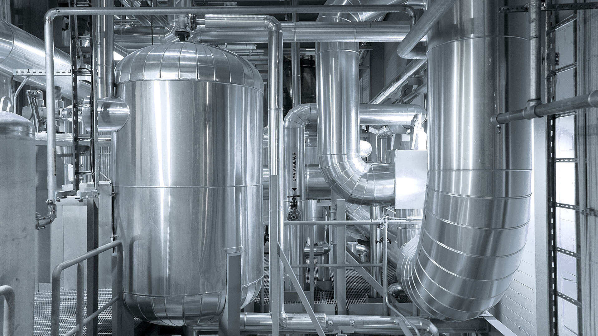 Rohrleitungen und Tanks einer Industrieanlage im Anlagenbau bei CAVISONIC