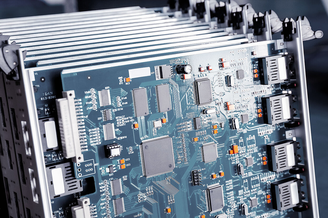 Leiterplatten aus der Elektronikbranche, gereinigt von CAVISONIC