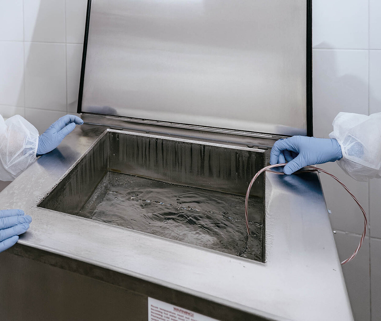 Ultraschallbad im Testlabor von CAVISONIC