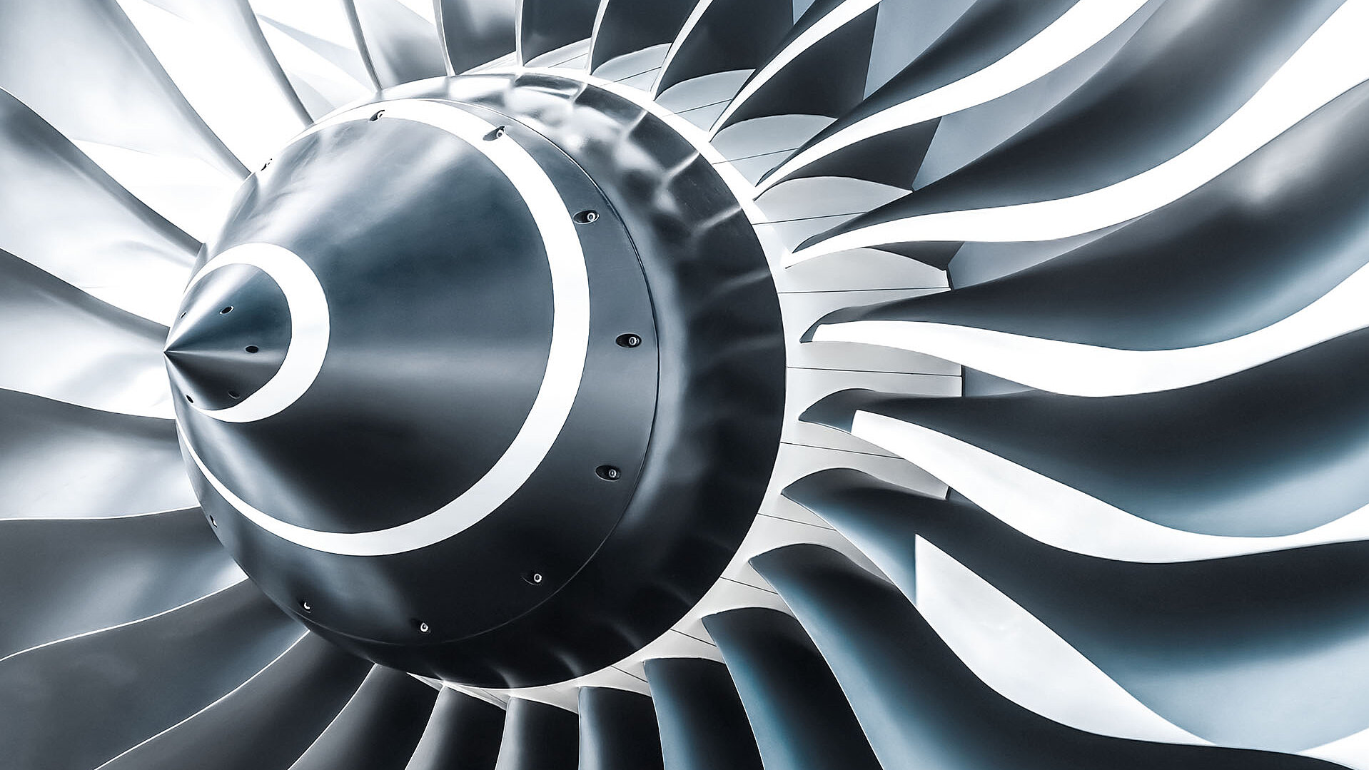 Turbinenschaufeln eines Flugzeugtriebwerks in der Luftfahrtbranche bei CAVISONIC