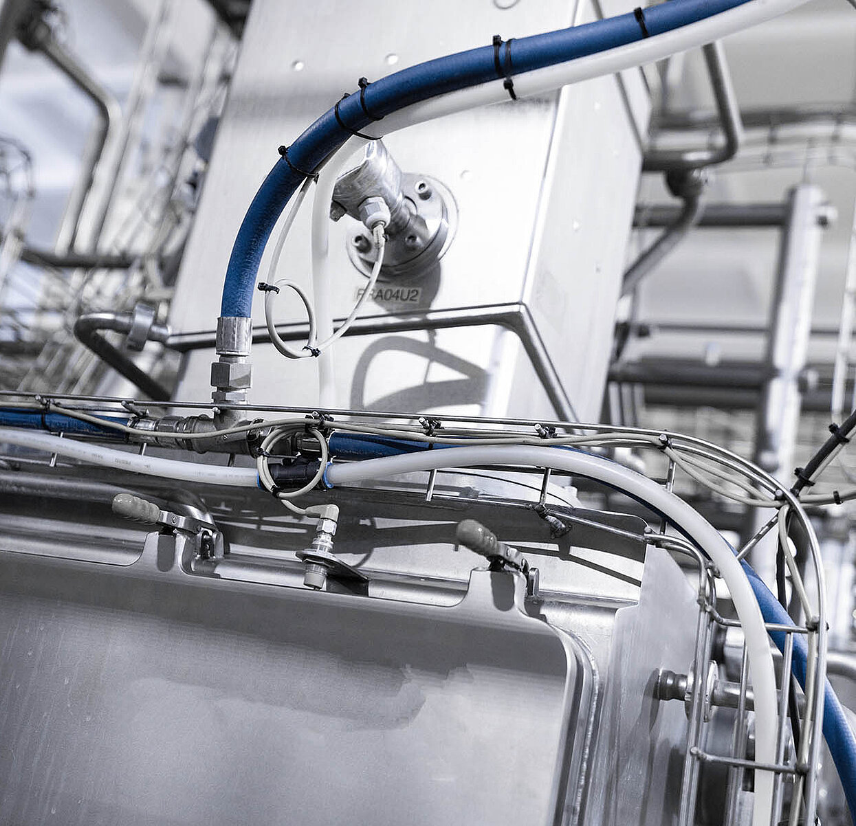Ultraschallsensor an einer Reinigungsanlage von CAVISONIC