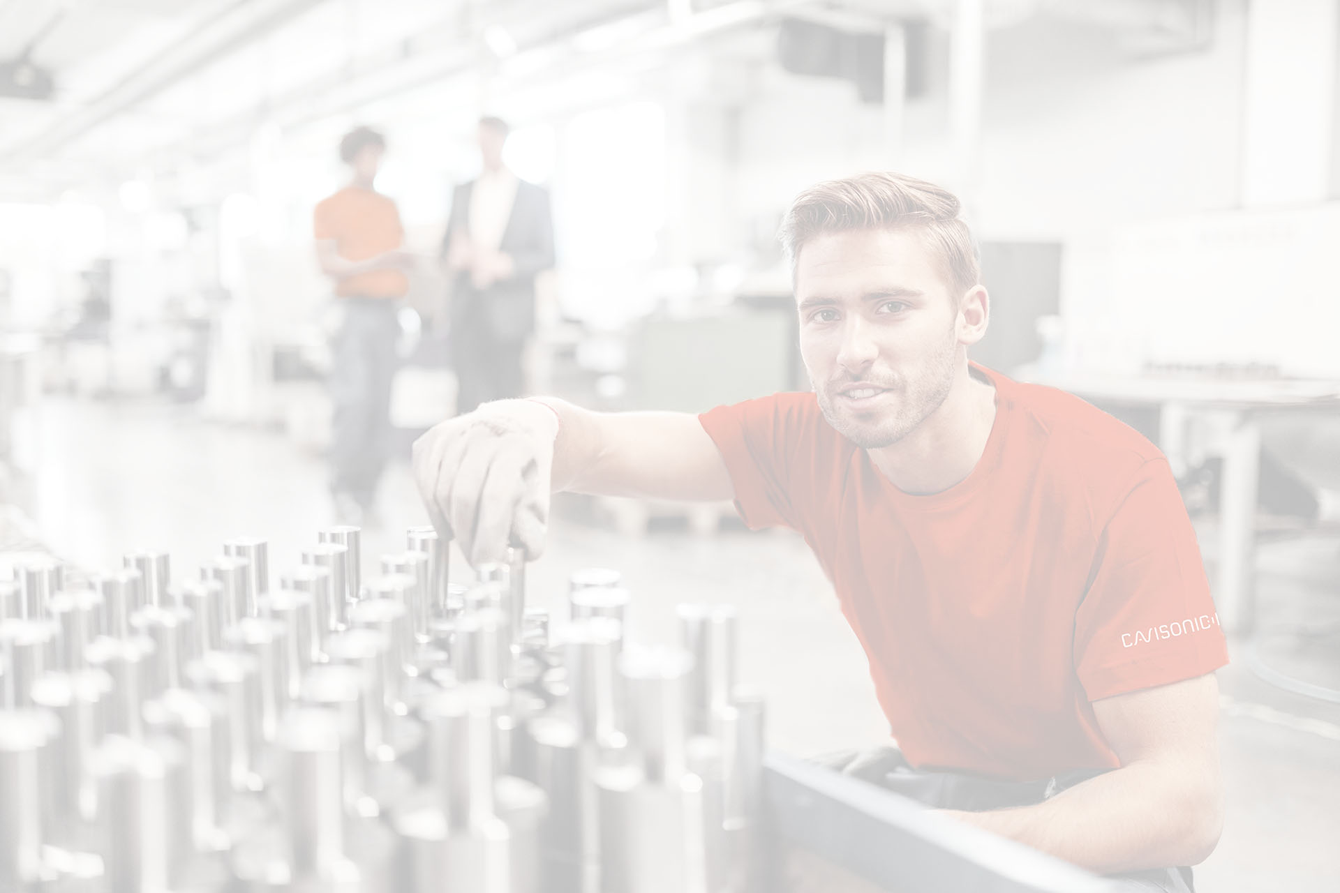 Mitarbeiter von CAVISONIC in der Produktionshalle – Bannerbild für die Kontaktseite